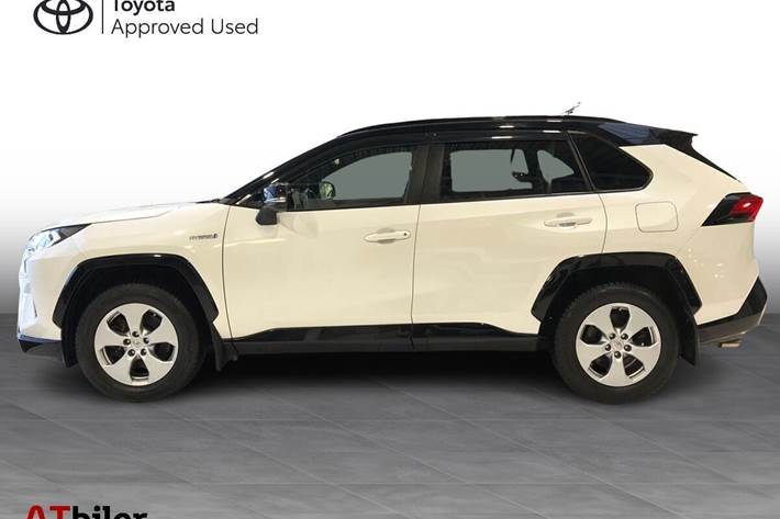 Hvid Toyota RAV4 fra 2020 set udefra