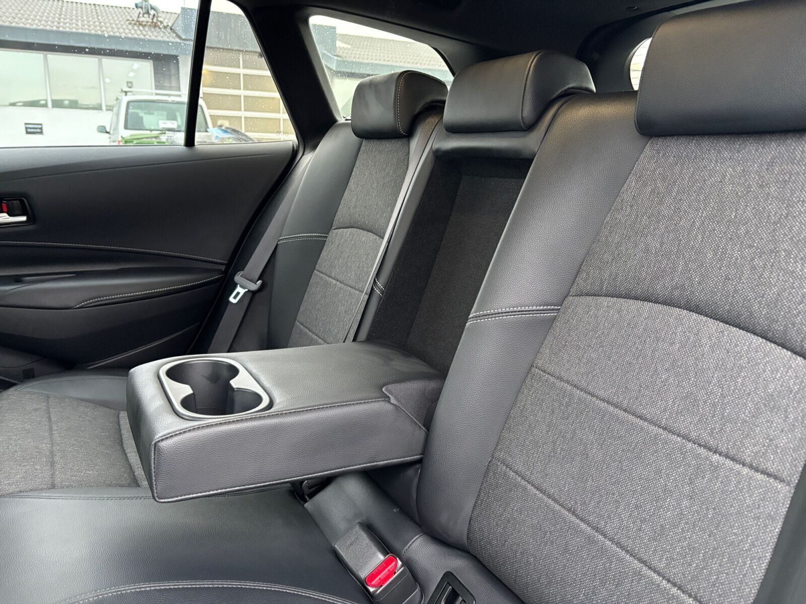 Sølv Toyota Corolla fra 2024