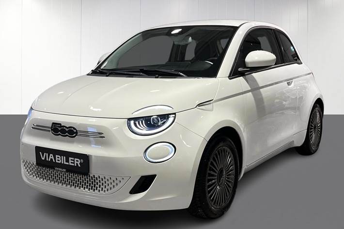 Hvid Fiat 500e fra 2022 set udefra