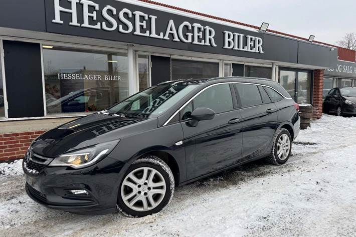Sort Opel Astra fra 2016 set udefra