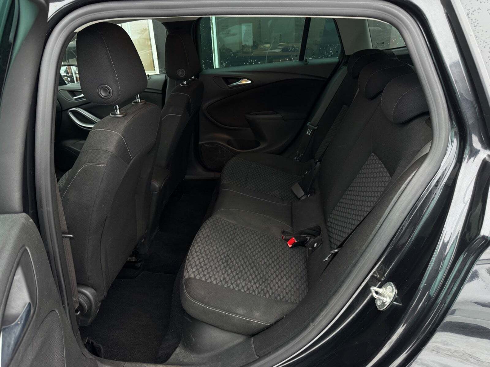 Sort Opel Astra fra 2016