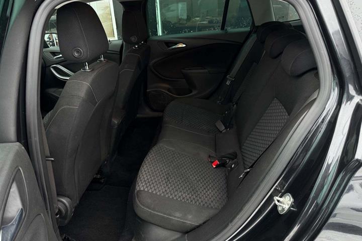 Sort Opel Astra fra 2016