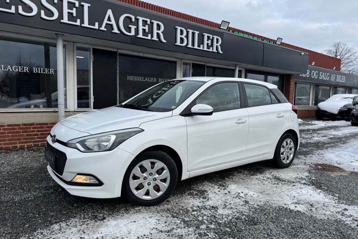 Hvid Hyundai i20 fra 2017 set udefra