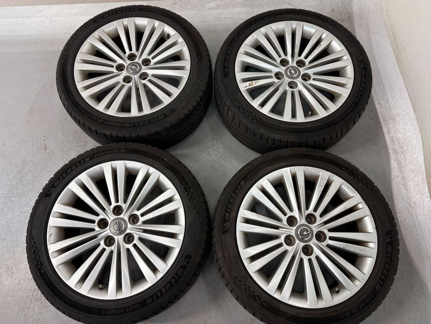 Grå Opel Insignia fra 2016