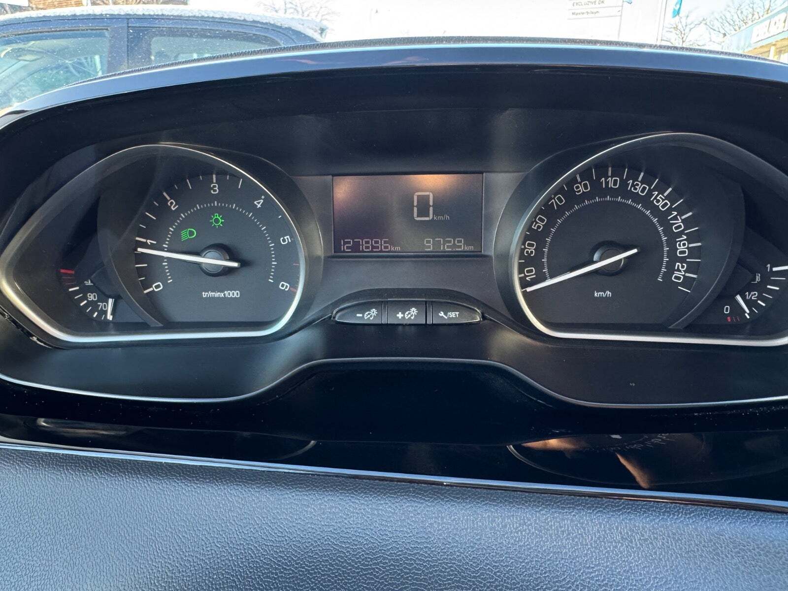 Grå Peugeot 208 fra 2018