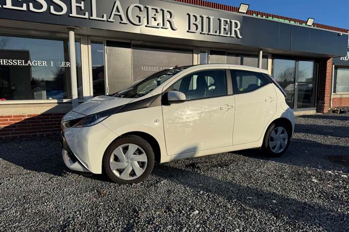 Hvid Toyota Aygo fra 2015 set udefra