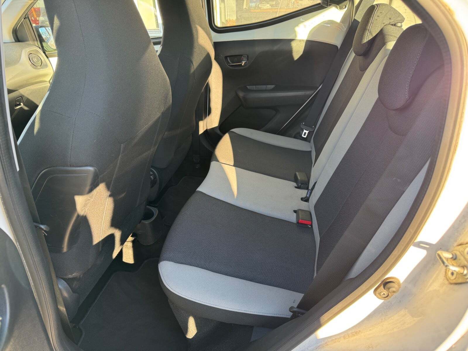 Hvid Toyota Aygo fra 2015