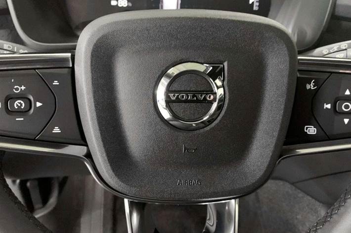 Grå Volvo XC40 fra 2023