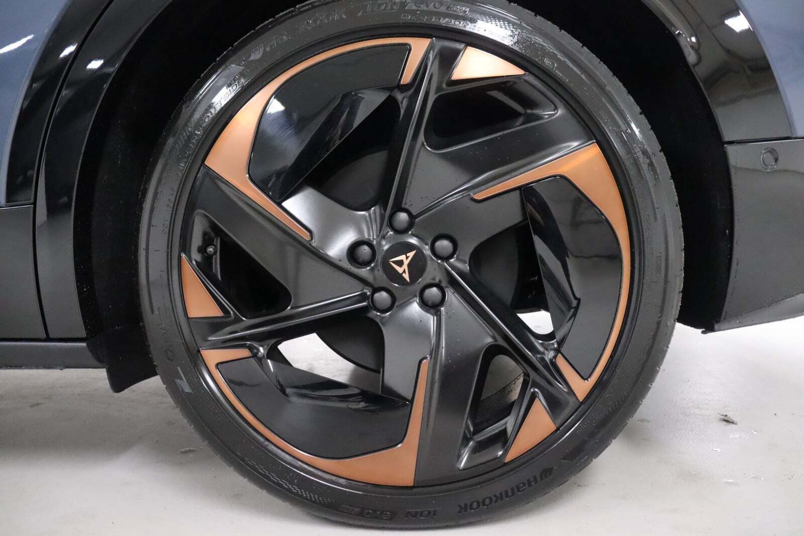 Blå Cupra Tavascan fra 2025