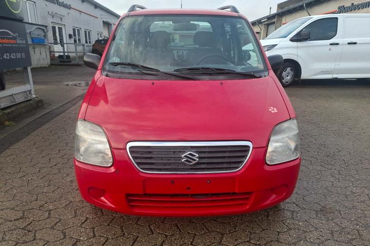 Rød Suzuki Wagon R+ fra 2002 set udefra