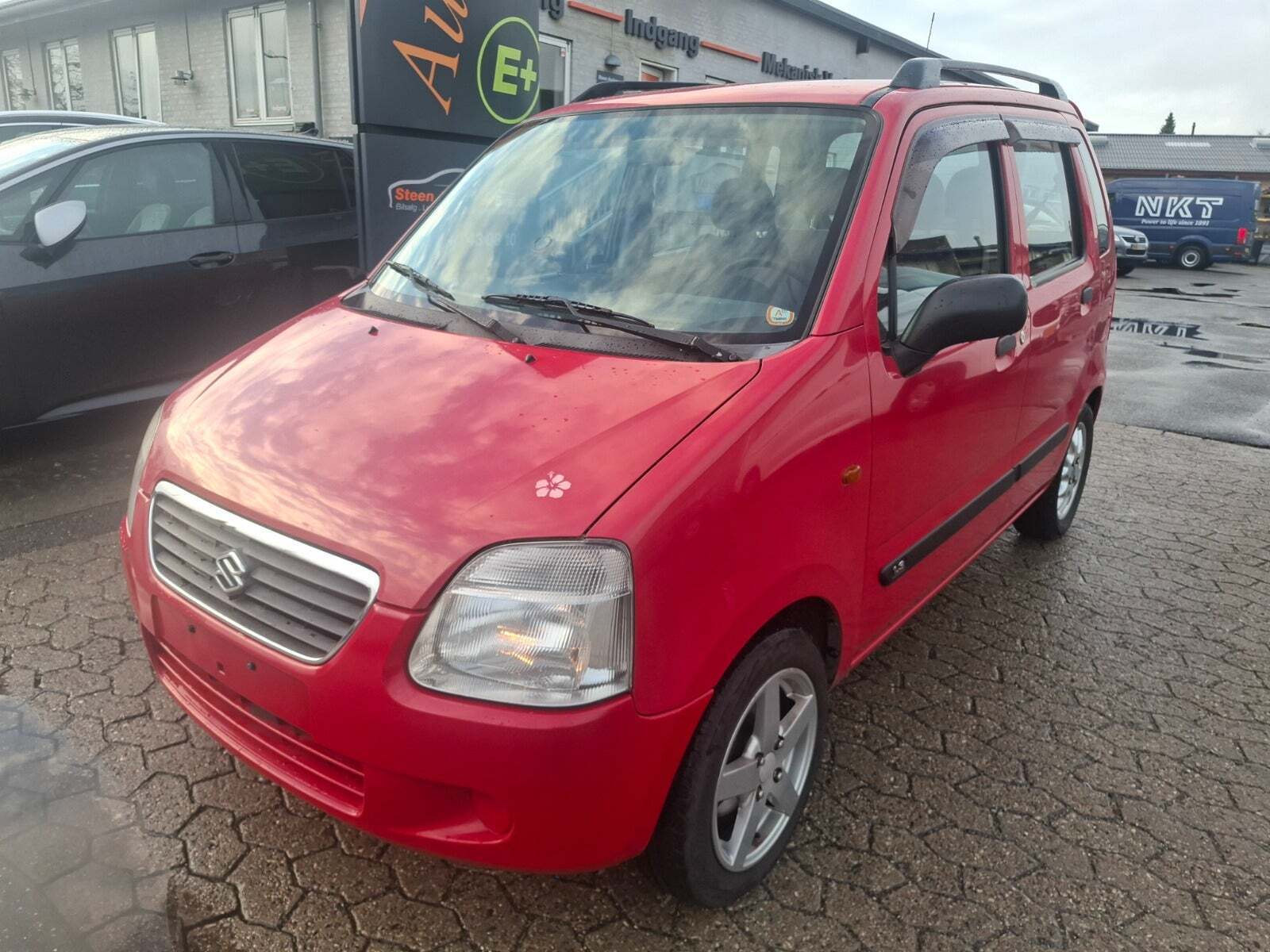 Rød Suzuki Wagon R+ fra 2002 set udefra