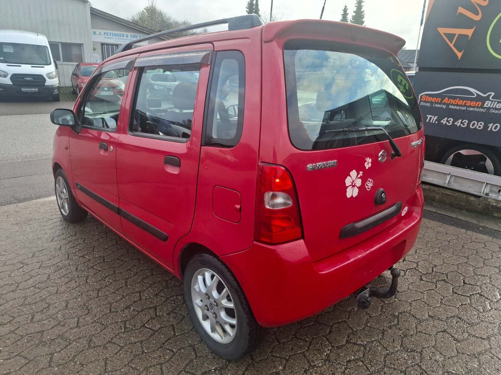 Rød Suzuki Wagon R+ fra 2002 set udefra