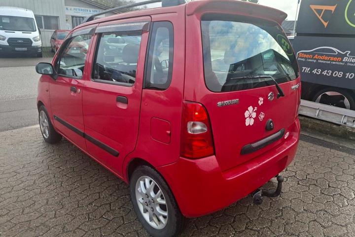 Rød Suzuki Wagon R+ fra 2002 set udefra