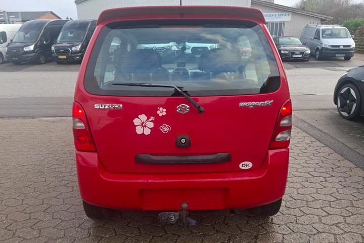 Rød Suzuki Wagon R+ fra 2002 set udefra