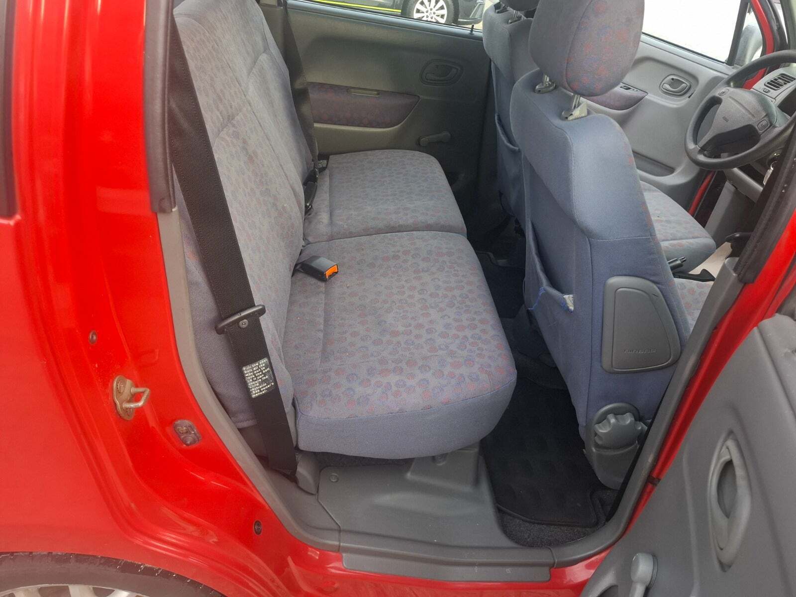Rød Suzuki Wagon R+ fra 2002 set indefra