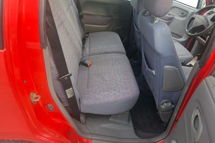 Rød Suzuki Wagon R+ fra 2002 set indefra