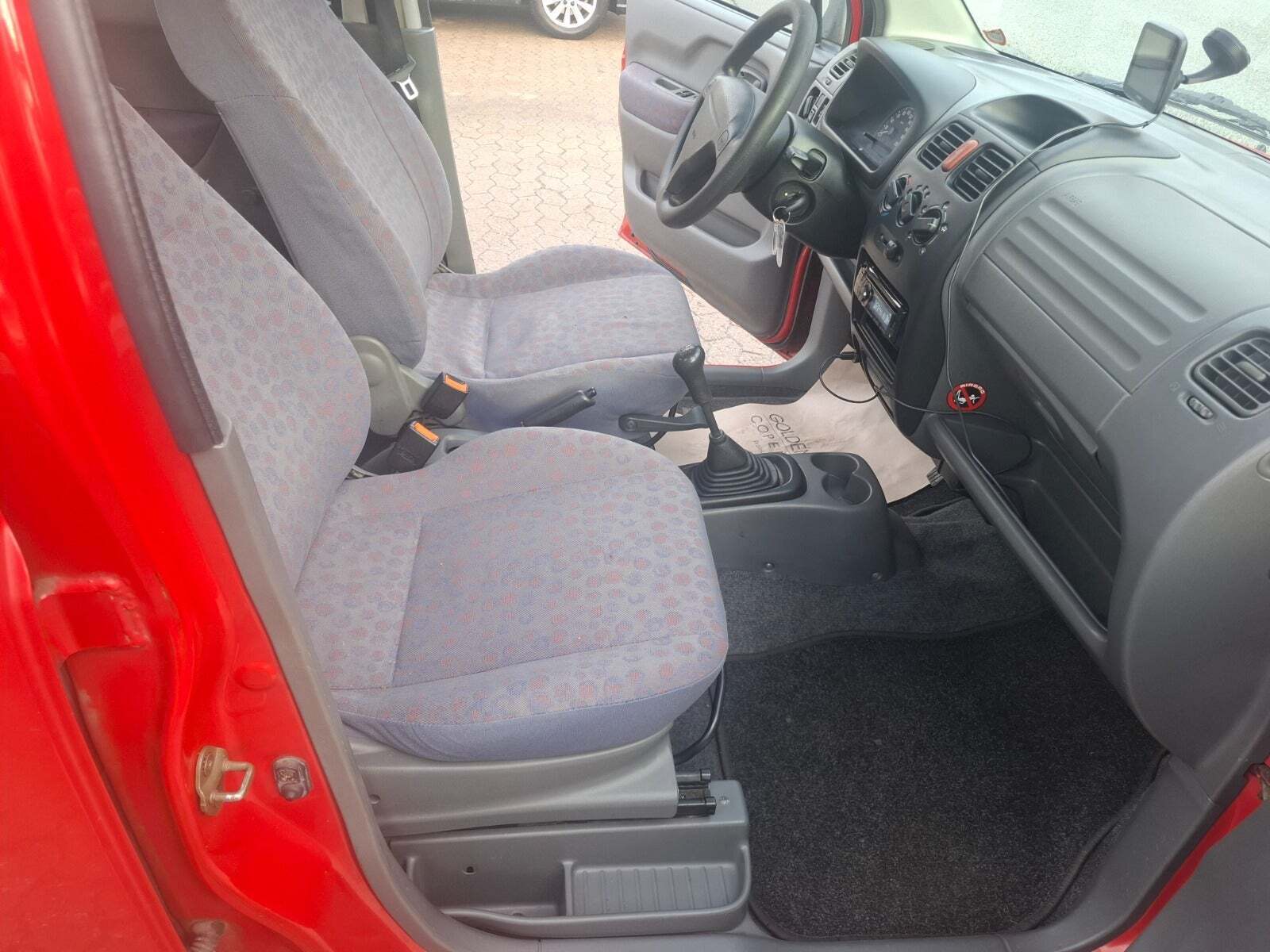 Rød Suzuki Wagon R+ fra 2002 set indefra