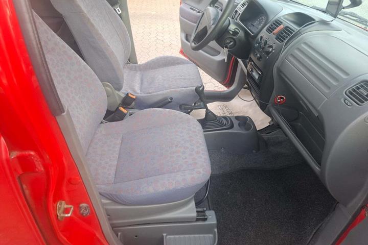 Rød Suzuki Wagon R+ fra 2002 set indefra