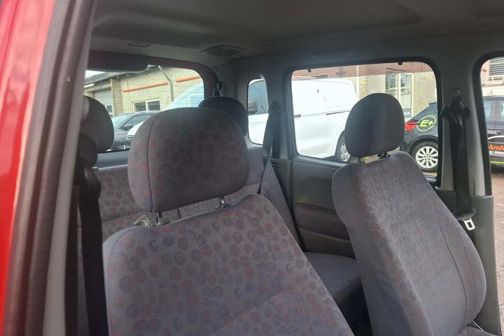 Rød Suzuki Wagon R+ fra 2002 set indefra