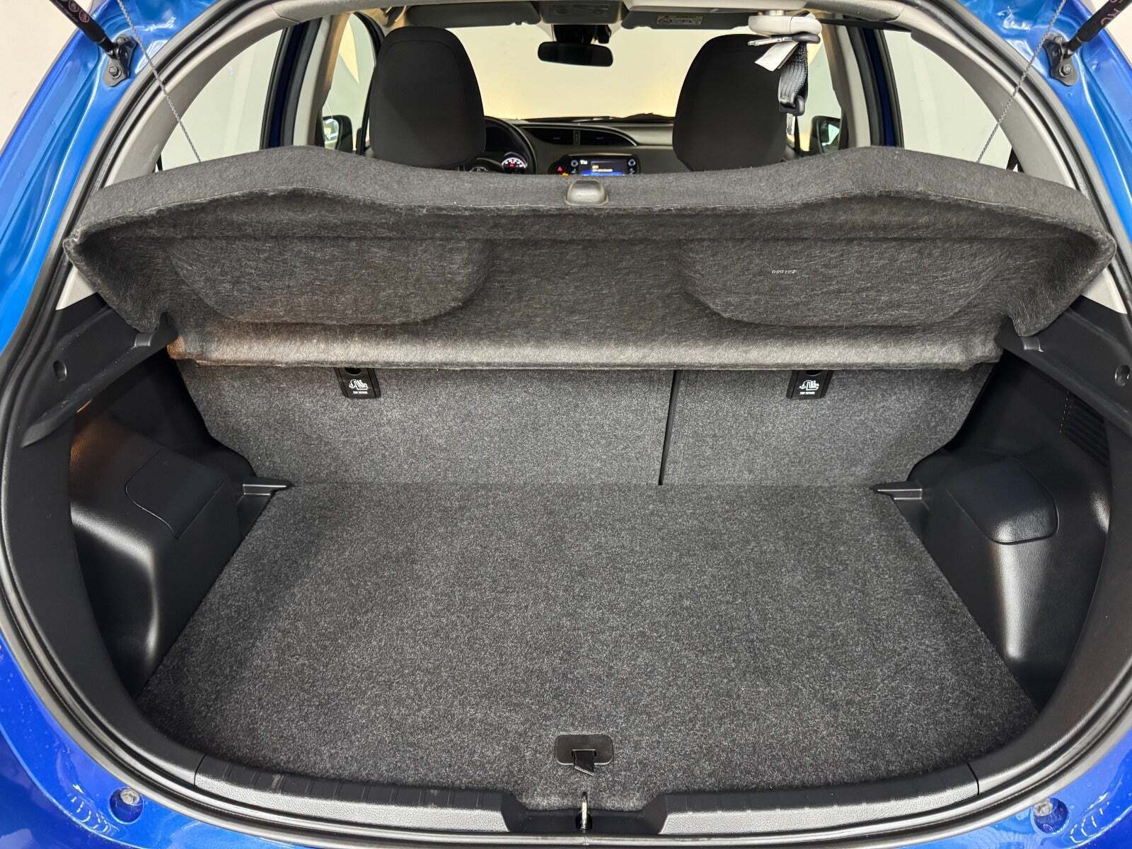 Blå Toyota Yaris fra 2019