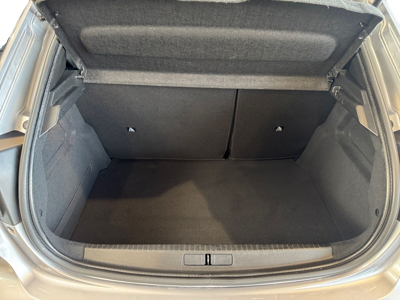 Grå Peugeot e-208 fra 2021