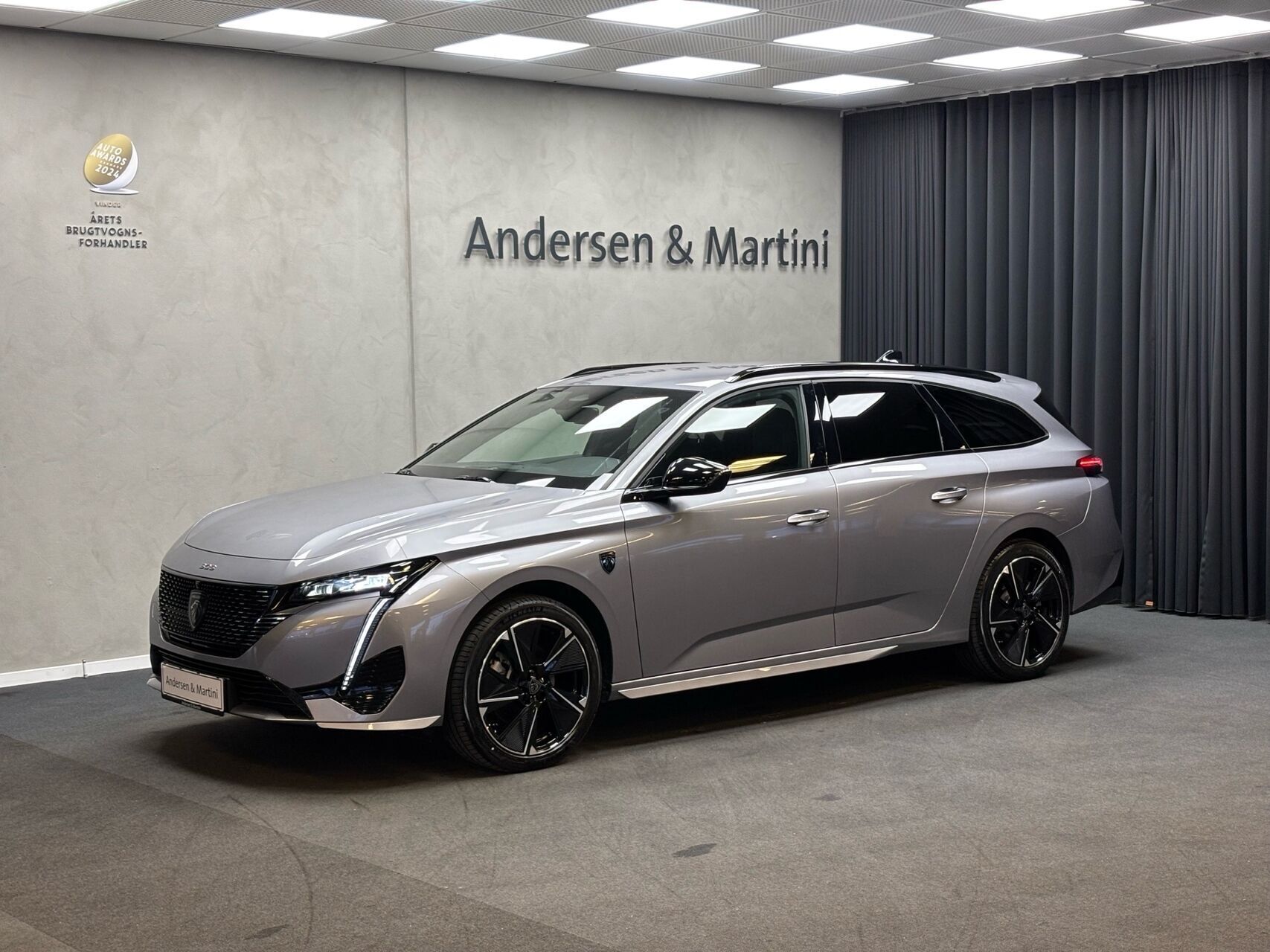 Grå Peugeot E-308 fra 2025 set udefra