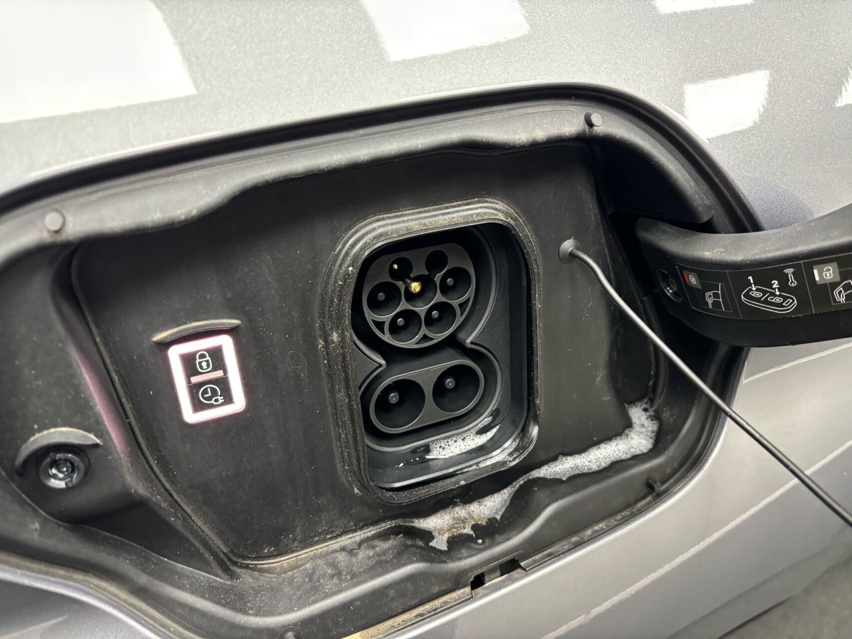 Grå Peugeot E-308 fra 2025