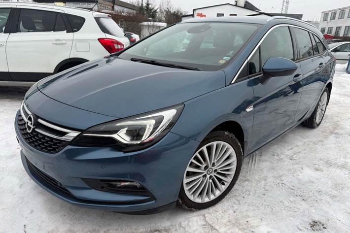 Blå Opel Astra fra 2017 set udefra