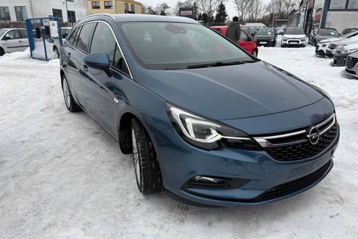 Blå Opel Astra fra 2017