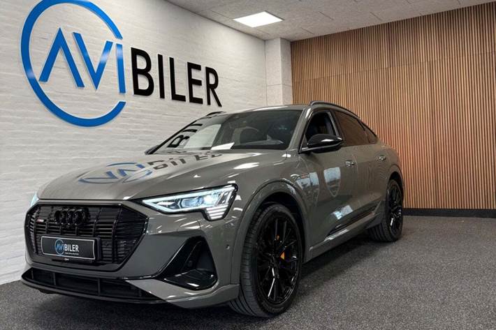 Grå Audi e-tron fra 2023 set udefra