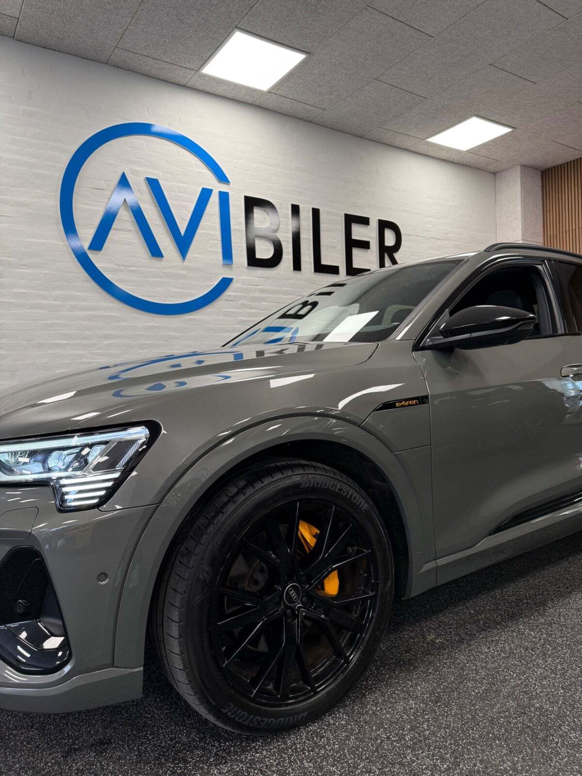 Grå Audi e-tron fra 2023