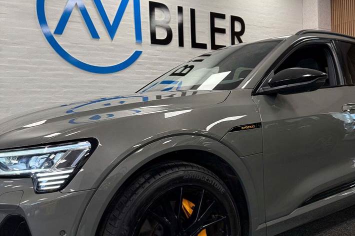 Grå Audi e-tron fra 2023