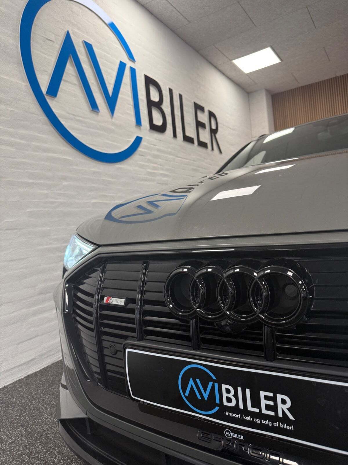 Grå Audi e-tron fra 2023