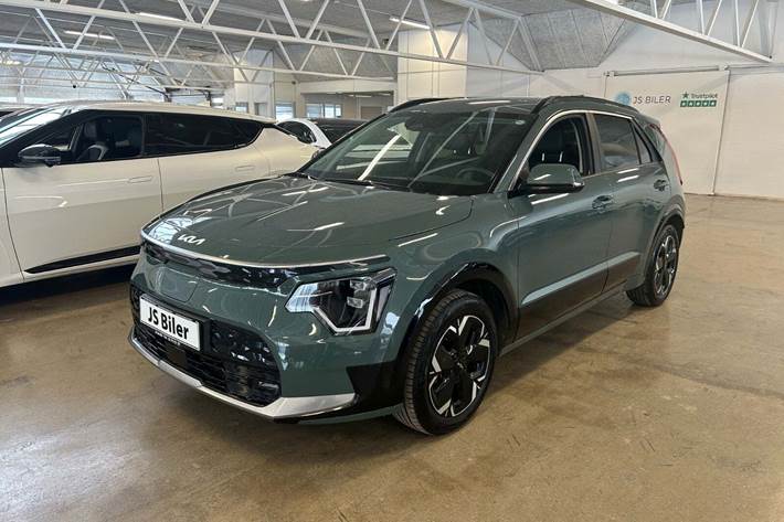 Grøn Kia Niro fra 2024 set udefra