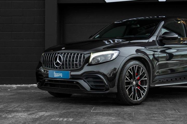 Sort Mercedes GLC63 fra 2018 set udefra