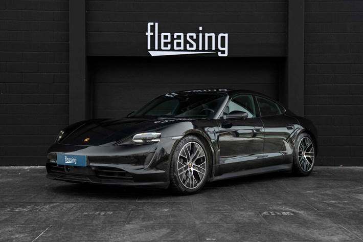 Sort Porsche Taycan fra 2021 set udefra