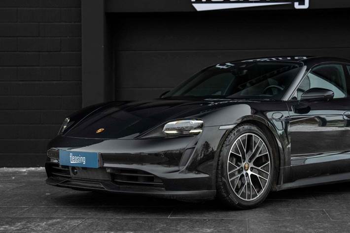 Sort Porsche Taycan fra 2021