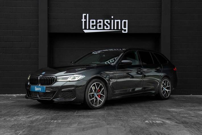 Sort BMW 530e fra 2023 set udefra