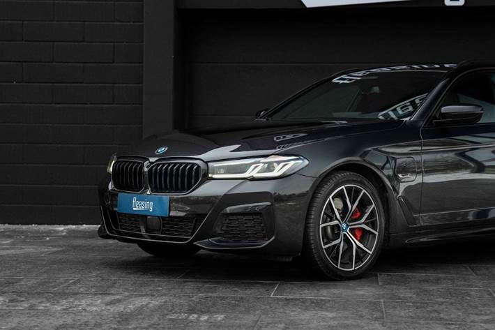 Sort BMW 530e fra 2023