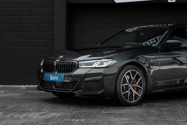 Sort BMW 530e fra 2023