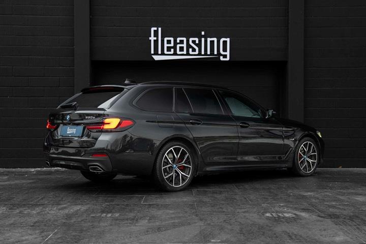 Sort BMW 530e fra 2023
