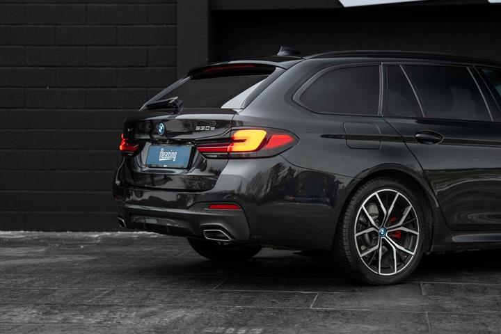 Sort BMW 530e fra 2023