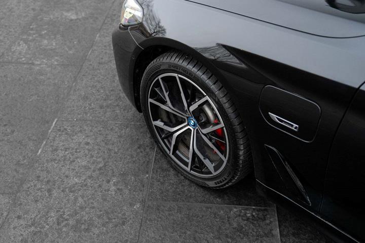 Sort BMW 530e fra 2023