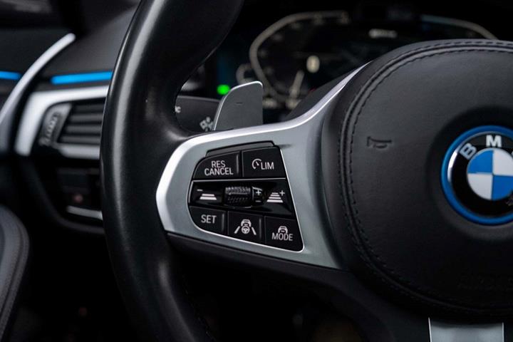 Sort BMW 530e fra 2023