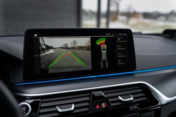 Sort BMW 530e fra 2023