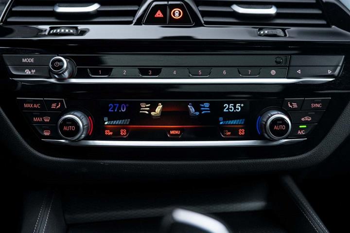 Sort BMW 530e fra 2023