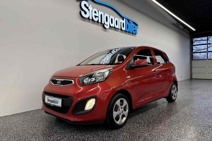 Rød Kia Picanto fra 2013 set udefra