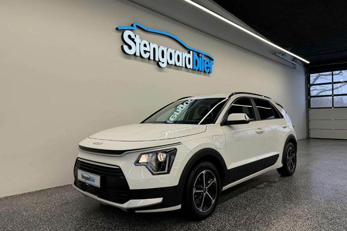 Hvid Kia Niro fra 2023 set udefra