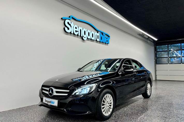 Sort Mercedes C200 fra 2015 set udefra