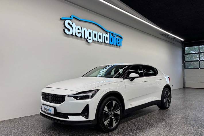 Hvid Polestar 2 fra 2023 set udefra